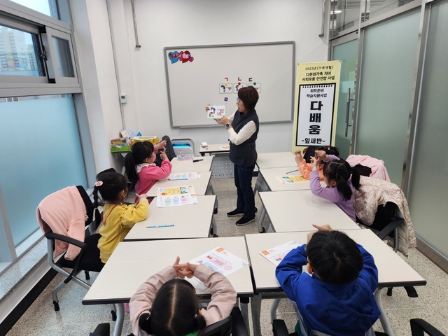 ▲ 경산시 가족센터(센터장 정유희)는 10일 미취학 아동 및 초등저학년 아동을 대상으로 기초학습지원을 위한 취학 준비 학습지원사업을 하고 있다.ⓒ경산시