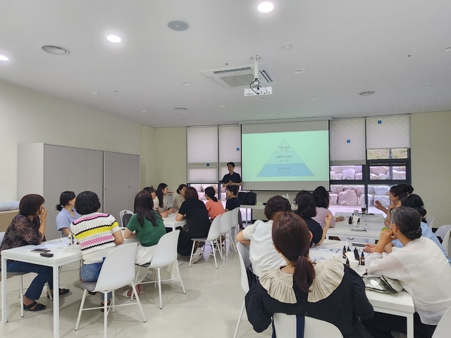 ▲ 향주머니 만들기 체험을 하는 김천교육청 직원들.ⓒ대구한의대