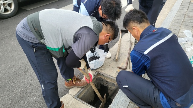 ▲ 예천군(군수 김학동)에서는 지난 9일 태풍 카눈 북상에 따른 집중호우 피해 예방을 위해 ㈜에코비트워터와 함께 빗물받이 청소 활동을 펼쳤다.ⓒ예천군
