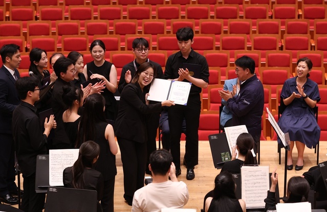 ▲ DGB금융그룹(회장 김태오)은 지난 8일 대구콘서트하우스(관장 박창근) 그랜드홀에서 열린 ‘2023 솔라시안 유스 오케스트라’를 후원하고, 우수 단원에게 장학금을 전달했다고 밝혔다.ⓒDGB금융그룹
