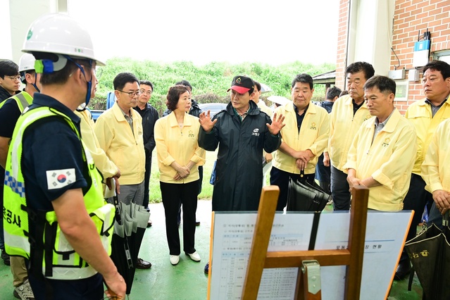 ▲ 이남철 고령군수는 8~9일 양일간 태풍 ‘카눈’ 북상을 대비하여 피해 우려지역 및 배수펌프장 등 현장 점검에 나섰다.ⓒ고령군