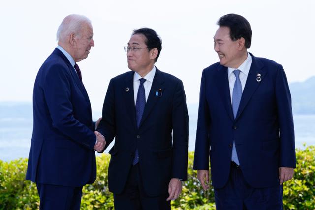 ▲ 올 5월 일본 히로시마 G7 정상회의를 계기로 열린 한미일 정상회담에서 윤석열(맨 오른쪽) 대통령이 서 조 바이든 미국 대통령, 기시다 후미오 일본 총리와 함께하고 있다. ⓒAP=연합뉴스