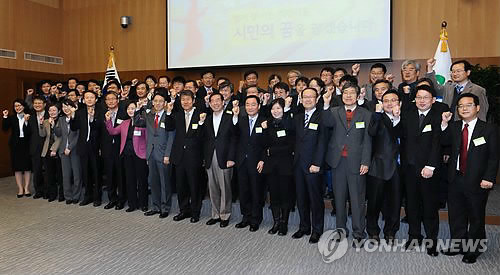 ▲ 박원순 전 서울시장이 2011년 11월 14일 서울시청 대회의실에서 열린 '희망서울 정책자문위원회 출범식'에 참석, 자문위원들과 기념촬영을 하고 있다. ⓒ연합뉴스