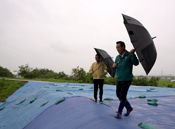 ▲ 백성현 논산시장이 태풍 피해 취약지를 시찰하고 있다.ⓒ논산시