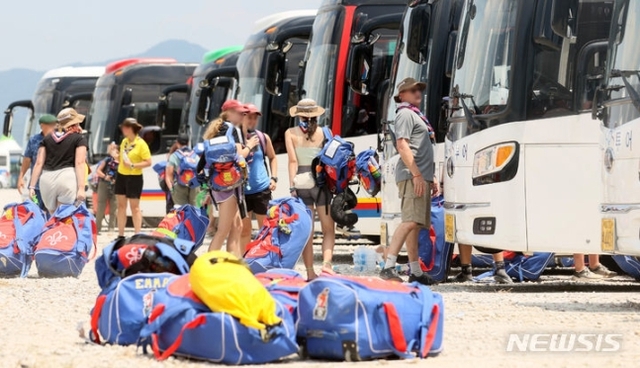 ▲ '2023 새만금 제25회 세계스카우트잼버리' 조기 퇴영길에 오른 영국 스카우트 대원들이 5일 전북 부안군 세계스카우트잼버리 야영장 정류장에서 버스에 짐을 싣고 있다. ⓒ뉴시스
