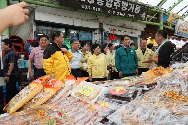 ▲ 김진태 강원특별자치도지사가 11일 오전 속초시 중앙시장을 방문, 침수피해 현장을 점검하고 있다.ⓒ강원특별자치도