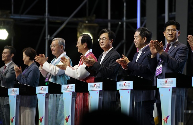 ▲ 김태흠 충남도지사가 11일 개막한 ‘2023 천안 K-컬처박람회’에 참석해 박상돈 천안시장과 정도희 천안시의장 등과 개막식 퍼포먼스를 하고 있다.ⓒ충남도