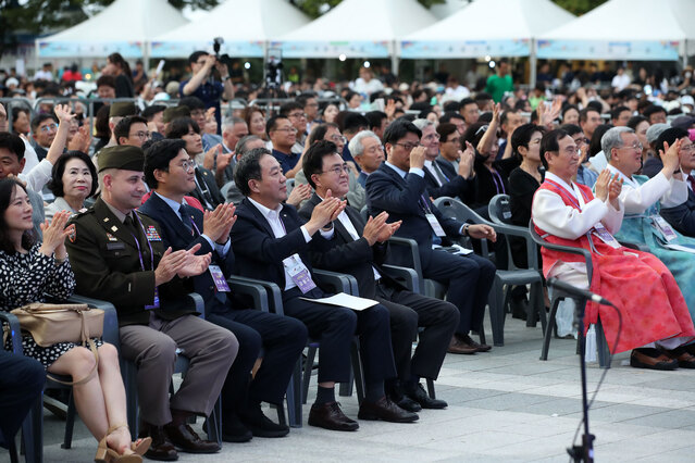 ▲ 김태흠 충남도지사가 11일  독립기념관에서 열린‘2023 천안 K-컬처박람회’개막식장에서 공연을 관람하고 있다.ⓒ충남도