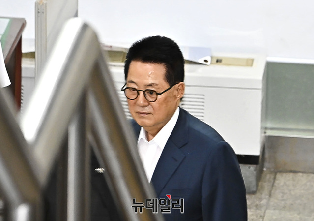 ▲ 박지원 전 국정원장이 11일 오전 서울 서초구 중앙지방법원에서 열린 '서해 피격 사건' 공판에 출석하고 있다. ⓒ서성진 기자