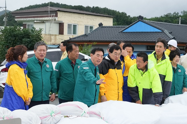 ▲ 주낙영 시장을 비롯한 관계자들이 10일 오후 내남 이조천 현장을 방문해 피해상황을 점검하고 있다.ⓒ경주시