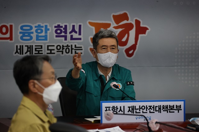 ▲ 이강덕 포항시장이 지난 10일 오후 재난안전상황실을 방문해 시민과 관광객들이 불편함이 없도록 태풍 피해 후속 조치에 철저를 기할 것을 당부했다.ⓒ포항시