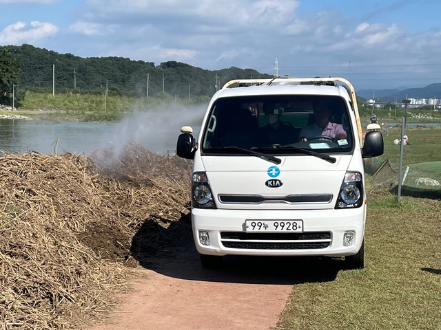▲ 경산시(시장 조현일)는 제6호 태풍 ‘카눈’ 상륙에 따른 집중호우로 인한 침수 등 각종 감염병 유행에 대비하고자 방역 소독 활동에 총력을 기울이고 있다.ⓒ경산시