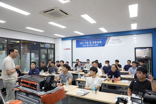 ▲ 영남이공대학교(총장 이재용) 스마트e-모빌리티지원센터는 지난 9일부터 11일까지 영남이공대학교 보쉬협력관에서 전국 공군부대 소속 차량정비사를 대상으로 미래형자동차 현장 인력양성 교육을 실시했다.ⓒ영남이공대