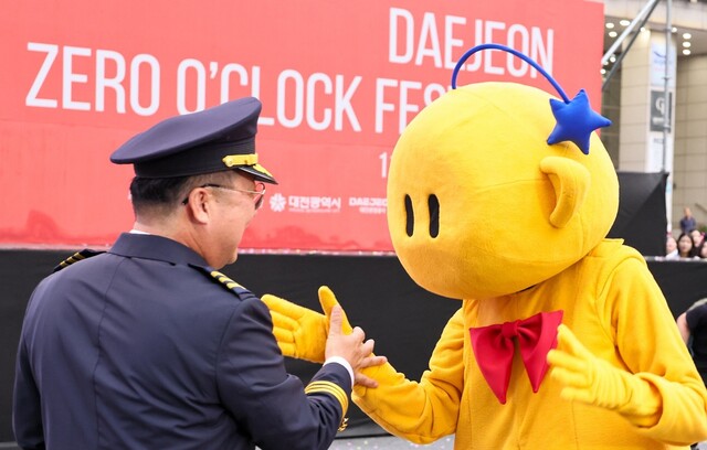 ▲ 이장우 대전시장이 ‘대전 0시 축제’개막식에서 기관사 복장을 해 눈길을 끌었다.ⓒ대전시