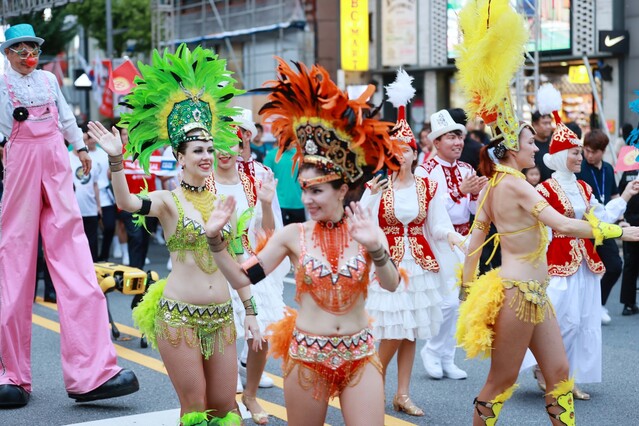 ▲ ‘대전 0시 축제’에 참여한 자매우호도시 외국인들이 전통의상을 입고 11일 열린 개막식에서 화려한 퍼레이드를 하고 있다.ⓒ대전시
