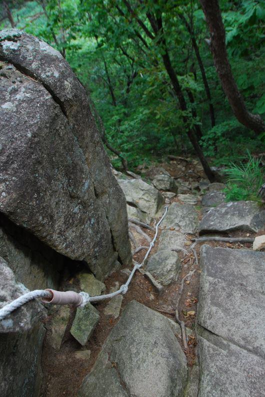 ▲ 마역봉에서 조령으로 하산하면서 내려온 직벽 바위 구간.ⓒ진경수 山 애호가