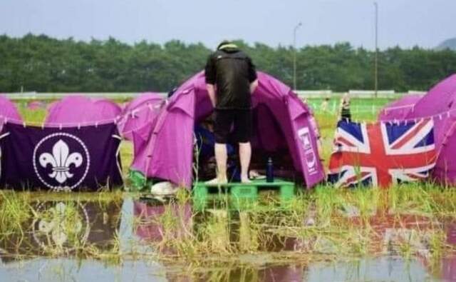 ▲ 지난 1일 잼버리 벨기에 대표단이 인스타그램 공식 계정에 물 웅덩이 위에 플라스틱 팔레트를 깔고 텐트를 치는 사진을 게시했다. ⓒ벨기에 대표단 인스타그램