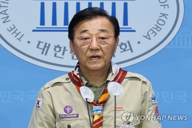 ▲ 2023 새만금 세계 스카우트 잼버리 공동조직위원장인 더불어민주당 김윤덕 의원이 13일 국회 소통관에서 기자회견을 열고 잼버리 대회 진행 과정에 대한 국회 국정조사를 제안하고 있다. ⓒ연합뉴스