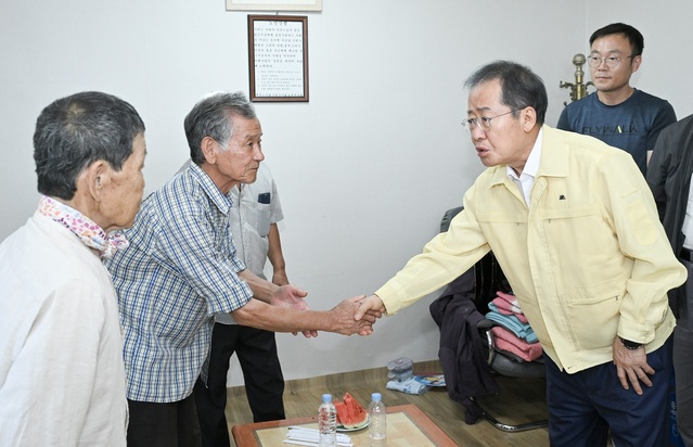 ▲ 지난 11일 홍준표 대구광역시장이 현장을 방문해 피해와 복구 상황을 점검하고 긴급구호물품을 지원했다.ⓒ대구시