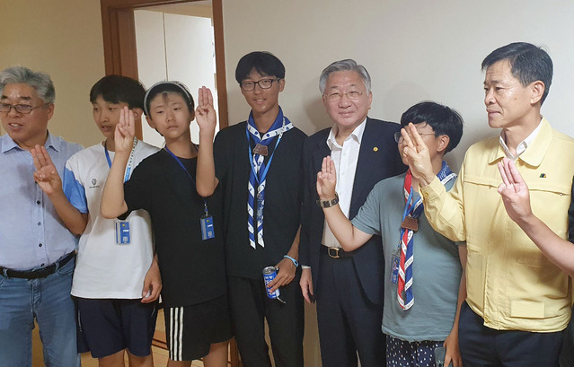 ▲ 지난 9일 새벽 한국대원 424명이 청주대 기숙사에 입소한 뒤 김윤배 총장(오른쪽 세 번째), 천범산 충북도부교육감(왼쪽 첫 번째), 신형근 충북도행정국장(오른쪽 첫 번째 ), 대원들이 사진촬영을 하고 있다.  ⓒ청주대