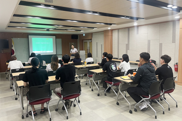 ▲ 대구한의대학교 한방스포츠의학과 김홍 교수가 진행한 ‘건강관리’ 특강 장면.ⓒ대구한의대
