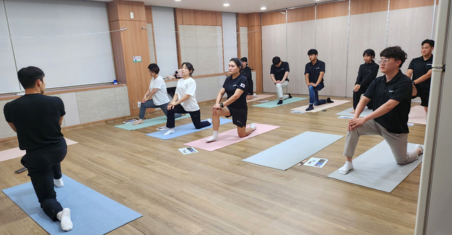 ▲ 박진석 전문트레이너가 진행한 ‘올바른 운동’ 특강은 영덕군 영해면에서 청년과 지역 학부모 20명을 대상으로 올바른 운동과 운동 자세에 대한 특강을 진행했다.ⓒ대구한의대