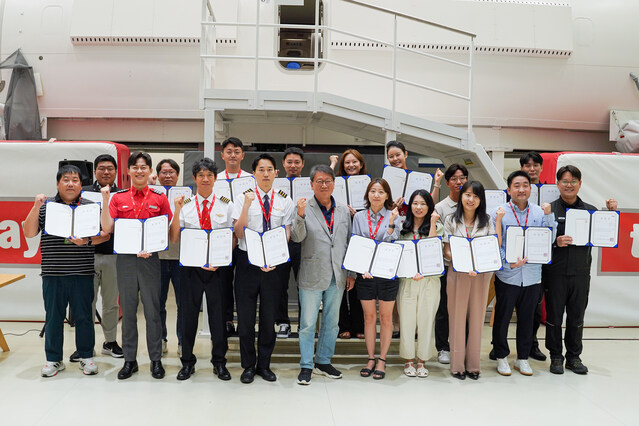 ▲ 정홍근(왼쪽 다섯 번째) 티웨이항공 대표와 임직원들이 기념촬영을 하고 있다. ⓒ티웨이항공