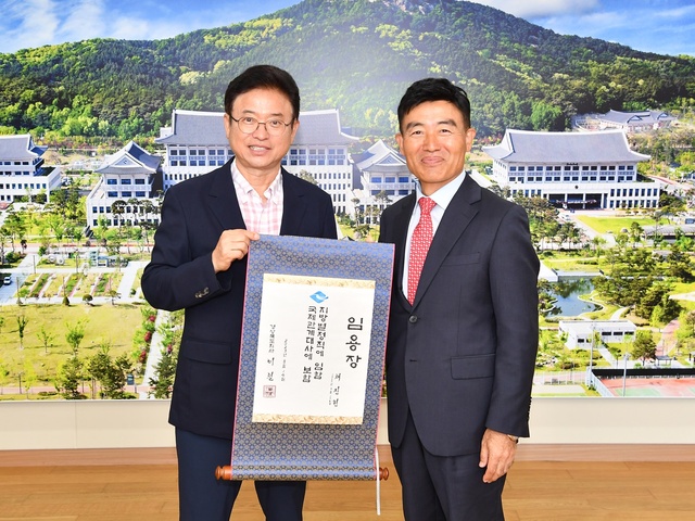 ▲ 경북도는 14일 국제관계대사에 채진원 전 주르완다 대사(오른쪽)를 임명했다.ⓒ경북도