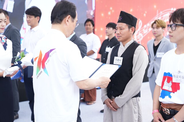 ▲ 박상돈 천안시장이 13일 독립기념관에서 열린‘제10회 천안 외국인 축제’에서 가르나 씨에게 상을 주고 있다.ⓒ천안시