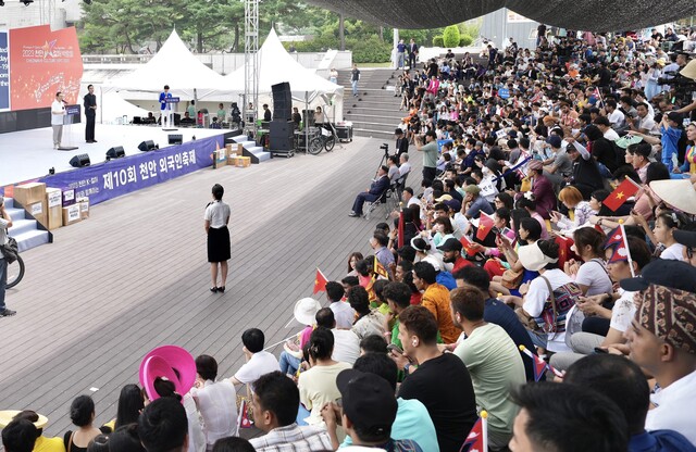 ▲ 박상돈 천안시장이 지난 13일 독립기념관에서 열린‘제10회 천안 외국인 축제’에서 인사말을 하고 있다.ⓒ천안시