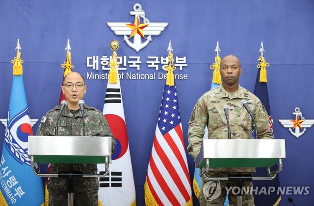 ▲ 이성준 합동참모본부 공보실장과 아이작 테일러 한미연합사 공보실장이 14일 오전 서울 용산구 국방부에서 한미연합연습 '을지 자유의 방패'(UFS·을지프리덤실드) 계획에 대해 공동 브리핑을 하고 있다. 2023.8.14 ⓒ연합뉴스