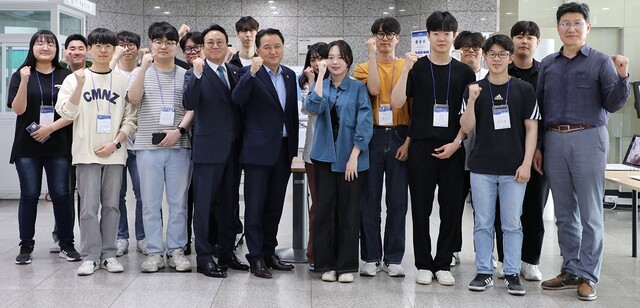 ▲ 서원대학교 2023 학생 창업유망팀 300에 선발된 팀원들과 손석민 총장(앞줄 왼쪽 세 번째), 김영환 충북도지사, 이원식 취창업처장(우측)이 기념 촬영을 하고 있다.ⓒ서원대학교