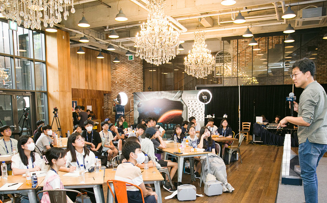 ▲ 지난 7월 서울에서 진행된 '우주 인문학 컨퍼런스'에서 김상욱 경희대학교 물리학과 교수가 '우주의 조약돌' 2기 학생들에게 강연하고 있다. ⓒ한화