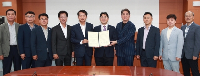 ▲ 충북도와 보은군, ㈜케일이 곤충산업 거점단지 조성을 위한 업무협약을 체결했다.ⓒ충북도