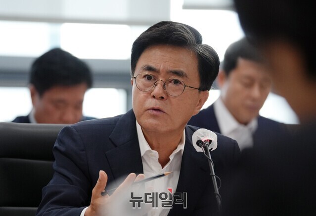 ▲ 김태흠 충남도지사가 14일 오전 실국원장회의에서 탄소중립경제특별도와 관련해 발언을 하고 있다.ⓒ김정원 기자