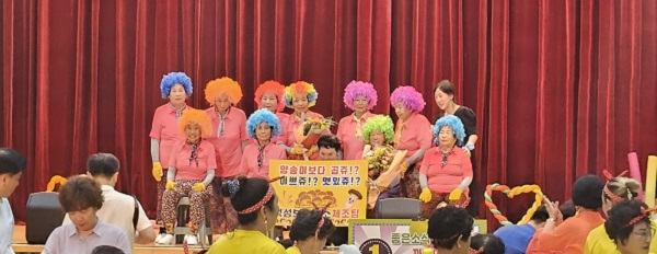 ▲ 충남 부여군 어르신들이 지난 11일 유스호스텔 실내경기장에서  2023년 건강체조발표회를 통해 흥과 끼를 아낌없이 발산했다.ⓒ부여군