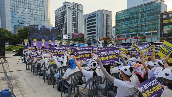 ▲ 기독교복음선교회 교인협의회 부산지부가 13일 오후 5시 부산역 광장에서 정명석 목사와 관련한 재판이 공정하게 이뤄지길 촉구하는 평화집회를 하고 있다.ⓒ기독교복음선교회 교인협의회