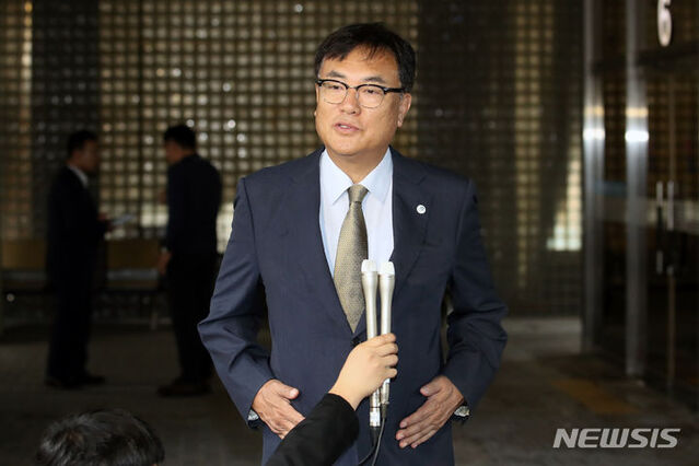 ▲ 고 노무현 전 대통령의 명예를 훼손한 혐의로 재판에 넘겨진 정진석 국민의힘 의원이 지난 10일 오후 서울 서초구 서울중앙지방법원에서 열린 1심 선고 공판에서 징역 6개월을 선고받고 나와 입장을 밝히고 있다. ⓒ뉴시스