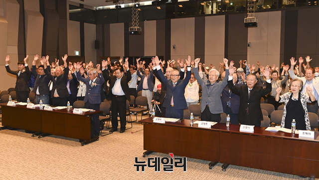 행사에 참석한 관계자들이 14일 오후 서울 중구 한국프레스센터에서 열린 건국 75주년 기념식에서 만세삼창을 하고 있다.ⓒ서성진 기자