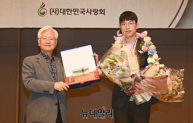 ▲ 손영광 바른청년연합 대표가 14일 오후 서울 중구 한국프레스센터에서 열린 제16회 우남이승만애국상 시상식에서 청년상을 수상하고 있다. ⓒ서성진 기자