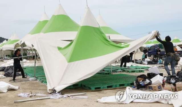 ▲ 지난 9일 전북 부안군 2023 새만금 세계스카우트 잼버리장의 천막이 철거되고 있다. ⓒ연합뉴스