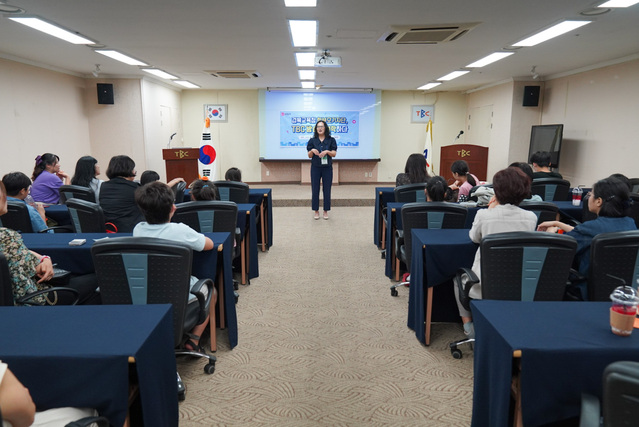 ▲ 경북교육청(교육감 임종식) 학부모기자단이 14일 자녀들과 함께 방송 프로그램 제작 현장 체험을 위해 TBC 방송국을 견학했다.ⓒ경북교육청