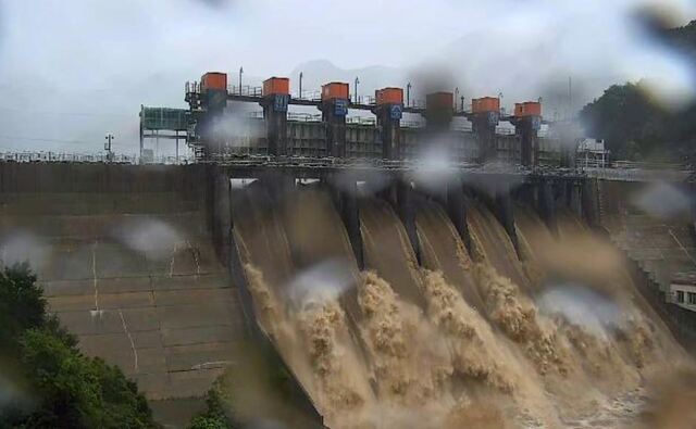 ▲ 지난 7월 15일 불어난 물로 엄청남 물을 방류하고 있는 괴산댐.ⓒ괴산댐 현재상황 캡처
