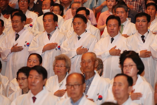 ▲ 김영환 충북도지사와 황영호 충북도의장이 15일 청주예술의 전당에서 열린 제78주년 광복절 경축식에서 국민의례를 하고 있다.ⓒ충북도