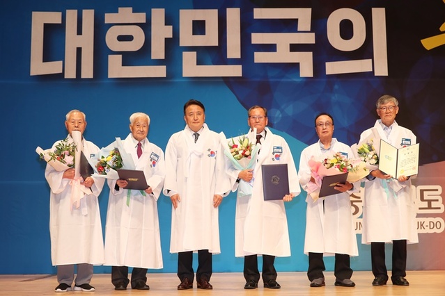 ▲ 김영환 충북도지사가 15일 제78주년 광복절 경축식에서 경성호, 김원진 씨 등에게 표창을 전수한 뒤 기념촬영을 하고 있다.ⓒ충북도