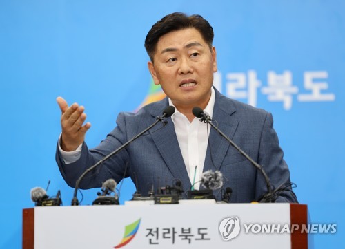 ▲ 김관영 전북도지사가 지난 14일 전북도청 브리핑룸에서 열린 2023 새만금 세계스카우트잼버리 파행과 관련한 기자회견에서 발언하고 있다. ⓒ연합뉴스