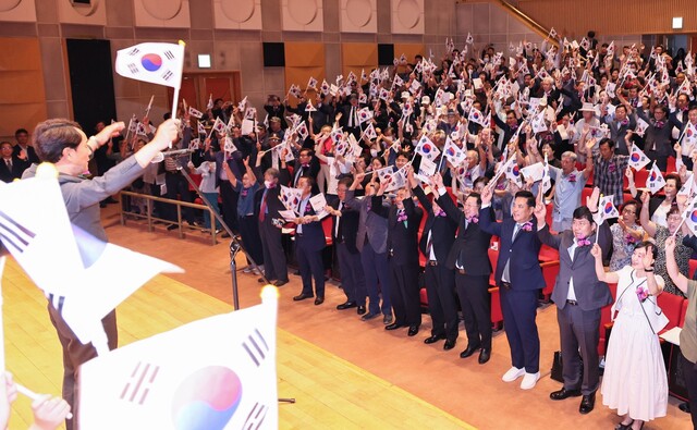 ▲ 15일 대전시가 주최한 제78주년 광복절 경축행사에서 이상래 대전시의장이 만세삼창을 주도하고 있다.ⓒ대전시