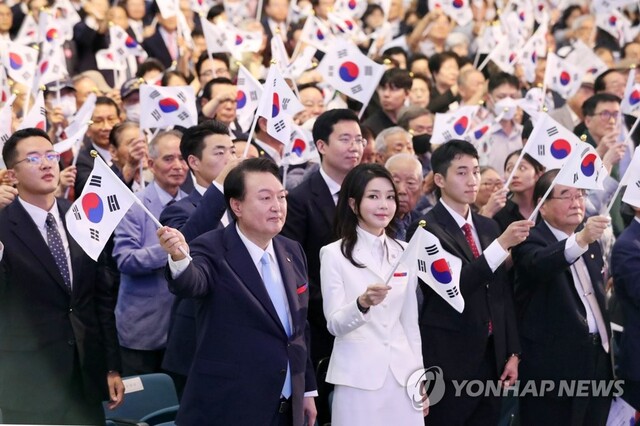 ▲ 윤석열 대통령과 김건희 여사가 15일 서울 서대문구 이화여대 대강당에서 열린 제78주년 광복절 경축식에서 만세삼창을 한 뒤 태극기를 흔들고 있다. 2023.8.15 [대통령실통신사진기자단] ⓒ연합뉴스