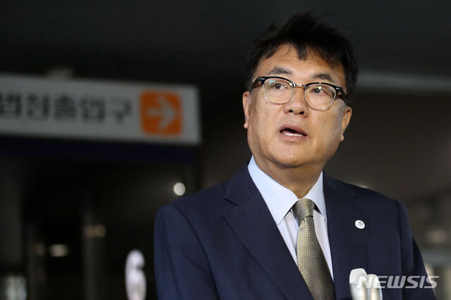 ▲ 고 노무현 전 대통령의 명예를 훼손한 혐의로 재판에 넘겨진 정진석 국민의힘 의원이 10일 오후 서울 서초구 서울중앙지방법원에서 열린 1심 선고 공판에서 징역 6개월을 선고받고 나와 입장을 밝히고 있다. ⓒ뉴시스