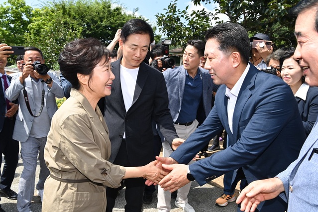 ▲ 박 전 대통령이 김장호 구미시장(오른쪽)의 안내로 공간이 협소해 모두 전시하지 못해 수장고에 보관돼 있는 유품을 둘러보며, “박정희 대통령의 지팡이와 육영수 여사가 사용하시던 2단 책상과 자개소품함 등을 보고  기억이 난다”며 부모님에 대한 애틋한 추억을 떠올렸다.ⓒ구미시